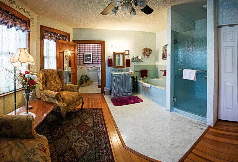 Номер Deluxe Кровать Кинг, Holden House 1902 Bed & Breakfast Inn