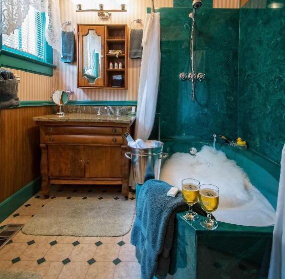 Люкс Повышенной Комфортности, Holden House 1902 Bed & Breakfast Inn