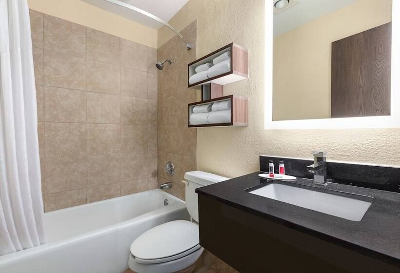 غرفة ديلوكس, Howard Johnson By Wyndham Waterloo/cedar Falls