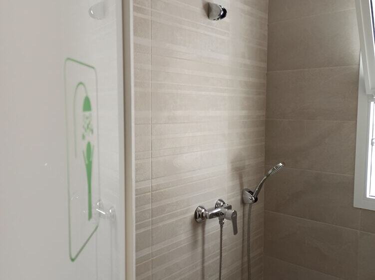Кровать в Общей Комнате, Vivian S Guest House