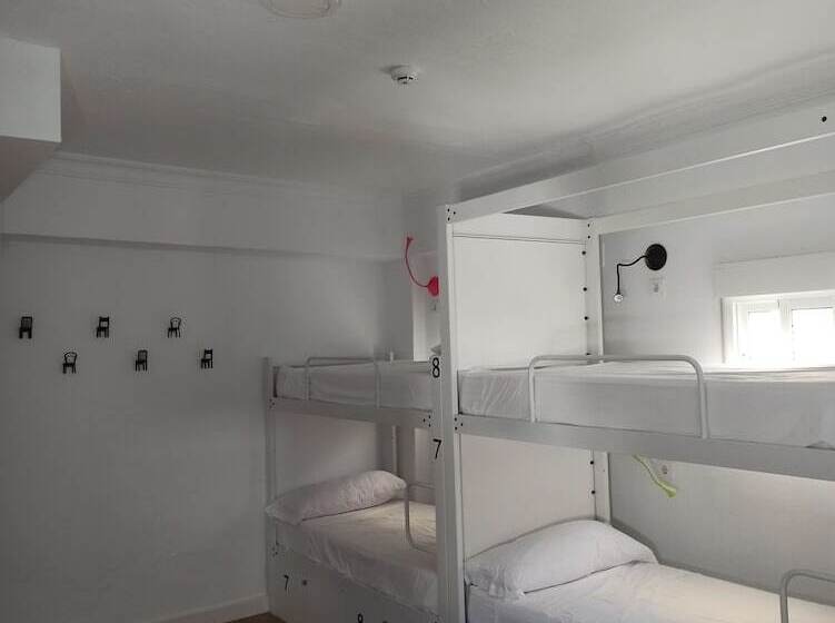 Кровать в Общей Комнате, Vivian S Guest House