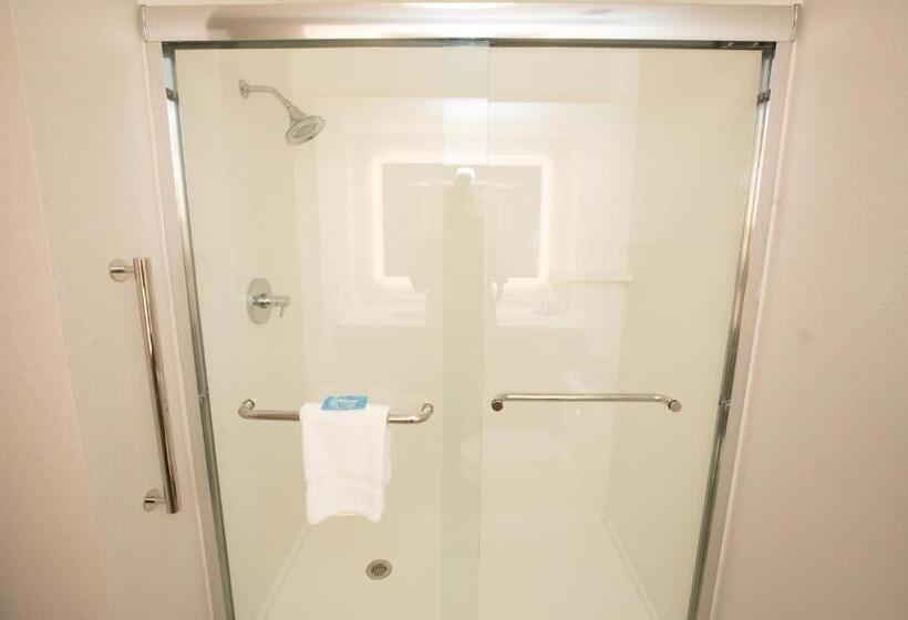 מיטת קינג בסוויטה, Holiday Inn Express Hotel & Suites Madison, An Ihg