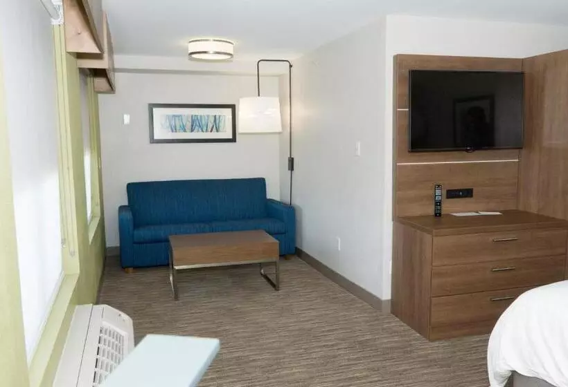 キングサイズベッドのスイートルーム, Holiday Inn Express Hotel & Suites Madison, An Ihg