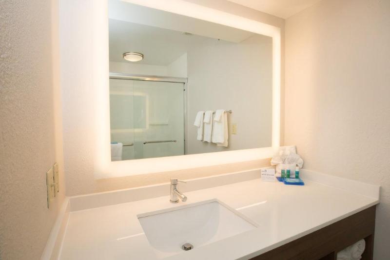 מיטת קינג בסוויטה, Holiday Inn Express Hotel & Suites Madison, An Ihg