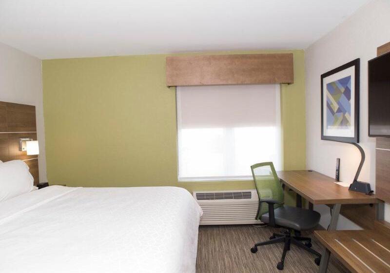 מיטת קינג בסוויטה, Holiday Inn Express Hotel & Suites Madison, An Ihg