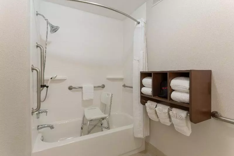 身障者適用キングサイズベッドルーム, Holiday Inn Express Scottsburg, An Ihg