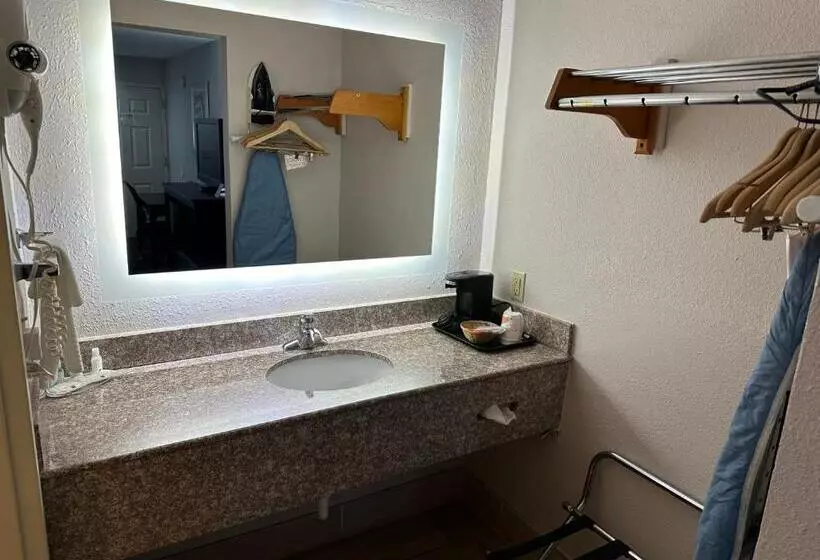 キングサイズベッドのスタンダードルーム, Quality Inn