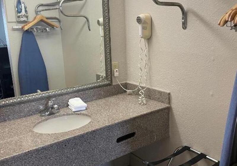 غرفة قياسية سرير كينج, Quality Inn & Suites