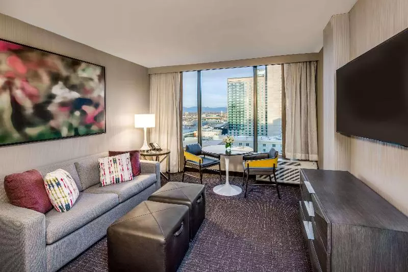 キングサイズベッドのスイートルーム, Sonesta Denver Downtown