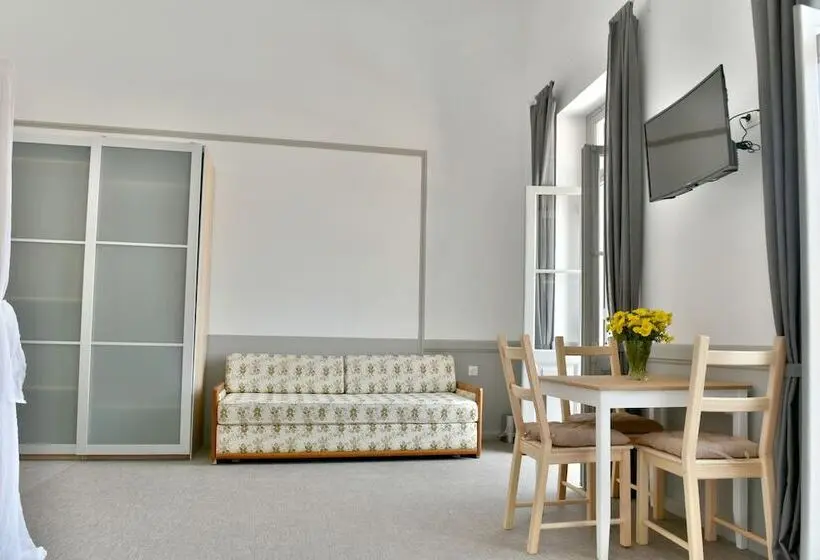 Juniorsviitti Merinäkymä, Douskos Guesthouse