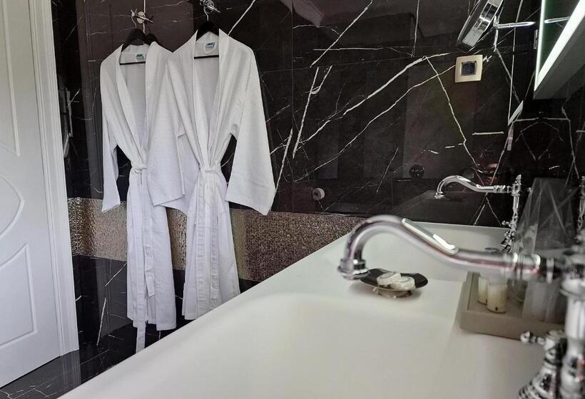 Номер Deluxe Кровать Кинг, Boutique Hotel Bora & Villas Garamm