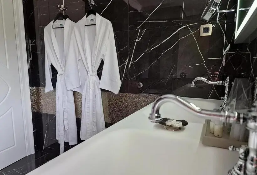 キングサイズベッドのデラックスルーム, Boutique Hotel Bora & Villas Garamm