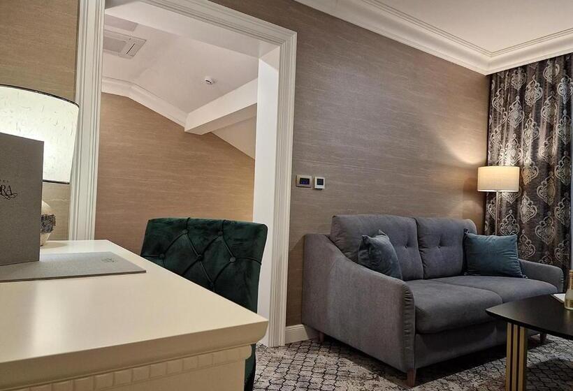 스위트 킹사이즈 침대, Boutique Hotel Bora & Villas Garamm