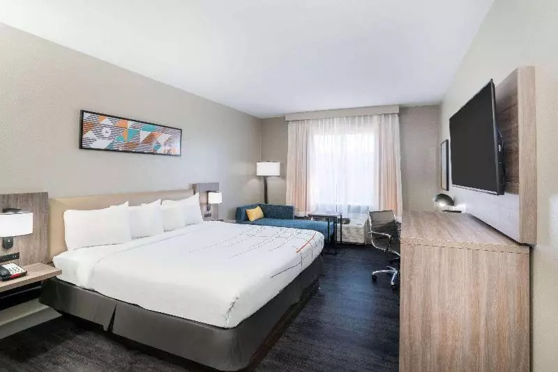 キングサイズベッドのスタンダードルーム, Crowne Plaza Hotel Hickory, An Ihg