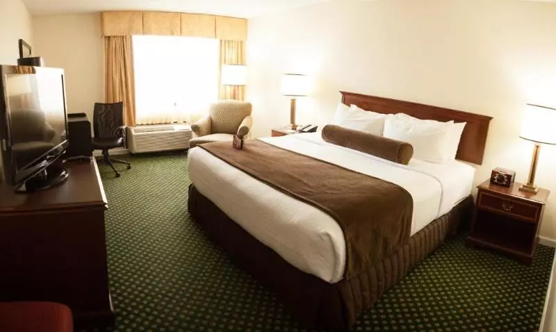 身障者適用キングサイズベッドルーム, Crowne Plaza Hotel Hickory, An Ihg