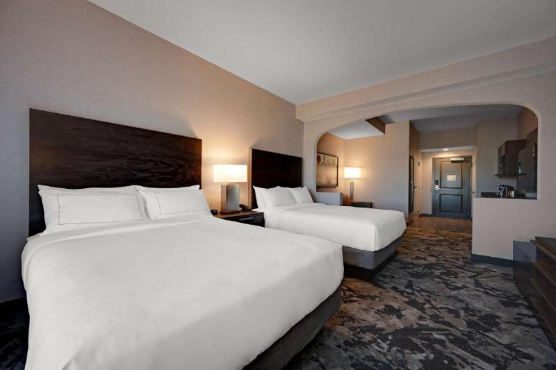 장애인을 위한 스위트, Holiday Inn Express & Suites Denver Airport, An Ihg