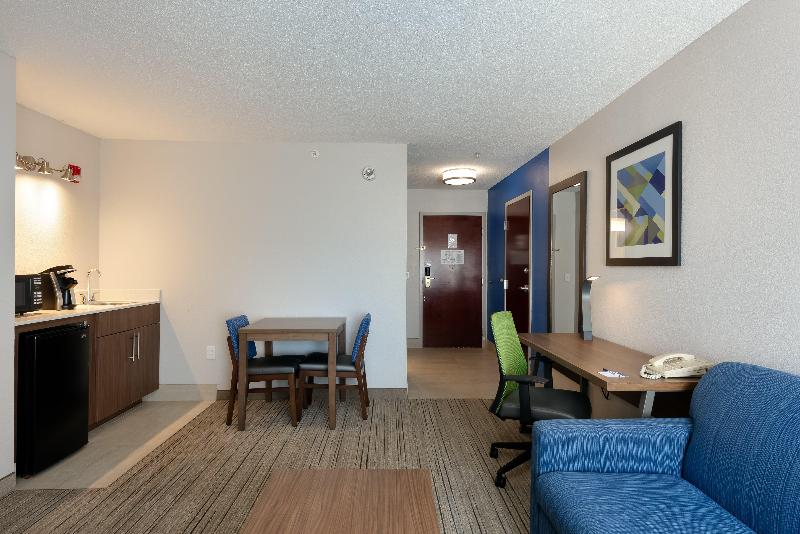 מיטת קינג בסוויטה, Holiday Inn Express & Suites Milton East I 10, An Ihg