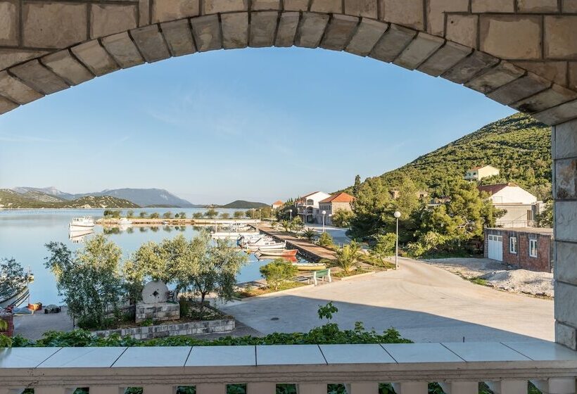 شقة 3 غرف مطلة على البحر, Apartments Božović