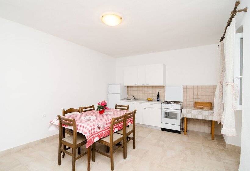 شقة 3 غرف مطلة على البحر, Apartments Božović