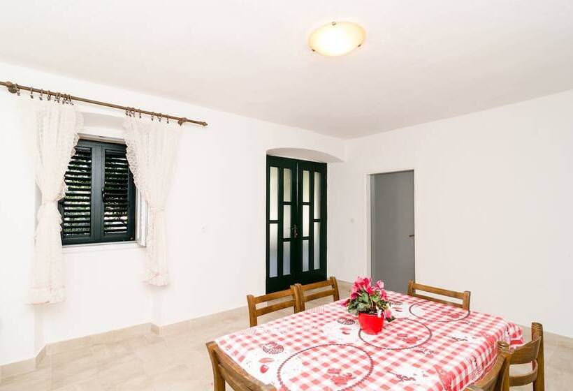 شقة 3 غرف مطلة على البحر, Apartments Božović