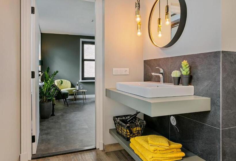 اتاق لوکس, Logement 1818