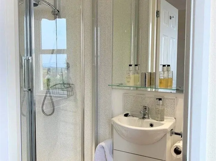 Camera Standard, Mounts Bay Inn