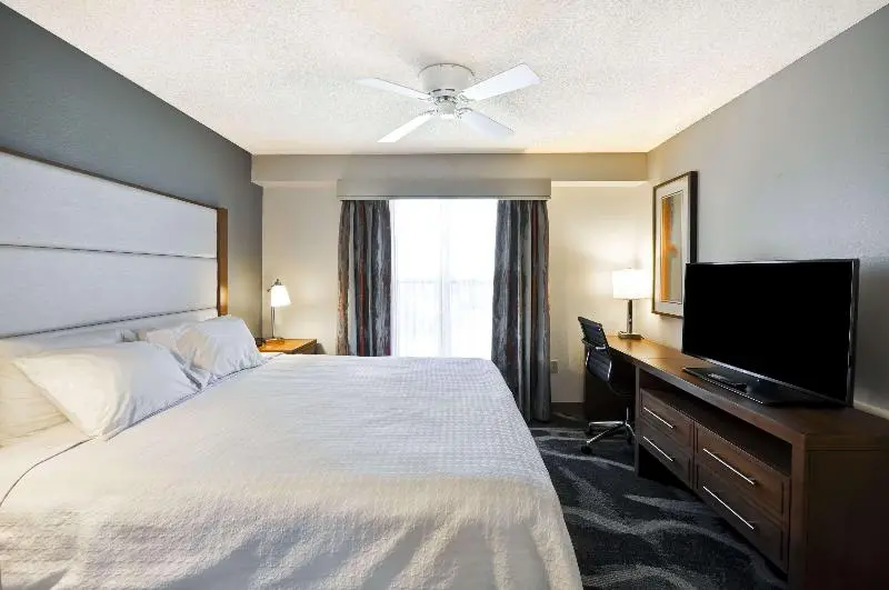 身障者適用キングサイズベッドルーム, Holiday Inn Express & Suites   West Omaha   Elkhorn, An Ihg