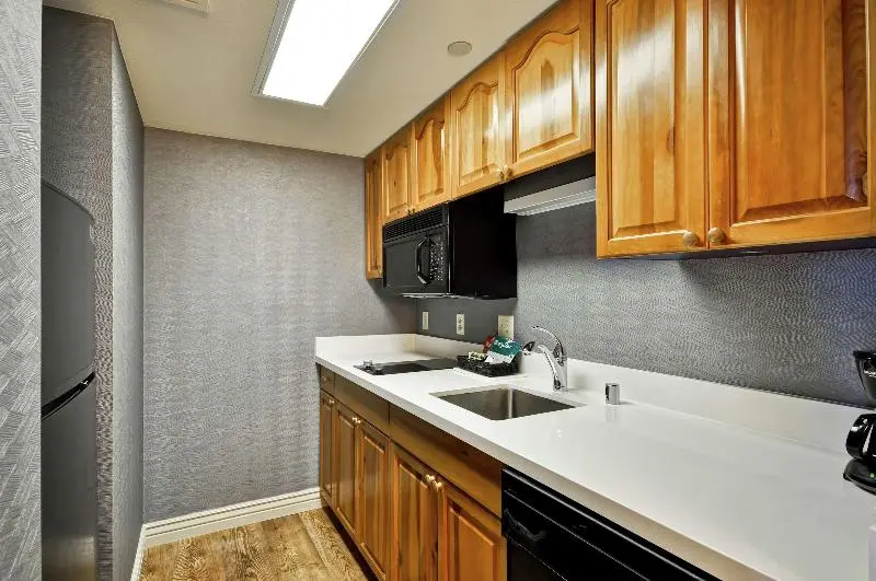 身障者適用キングサイズベッドルーム, Holiday Inn Express & Suites   West Omaha   Elkhorn, An Ihg