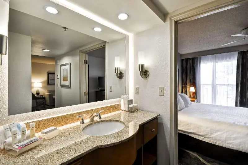 身障者適用キングサイズベッドルーム, Holiday Inn Express & Suites   West Omaha   Elkhorn, An Ihg