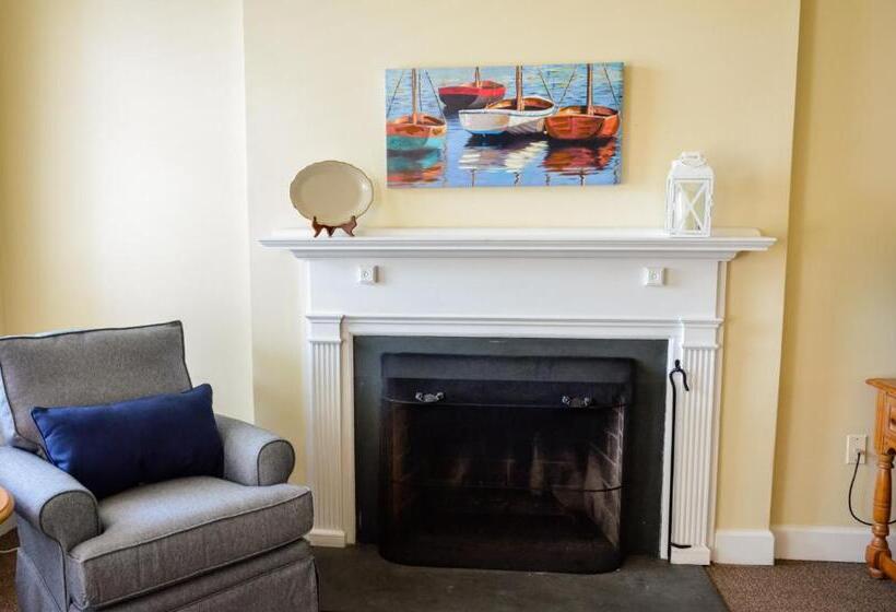 جناح جونيور مزوَّد بشرفة, Inlet Inn Nc