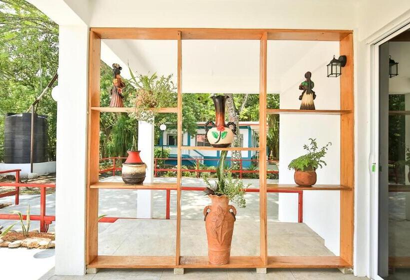 חדר אקונומי, Falling Leaves Lodge