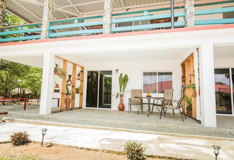 חדר אקונומי, Falling Leaves Lodge