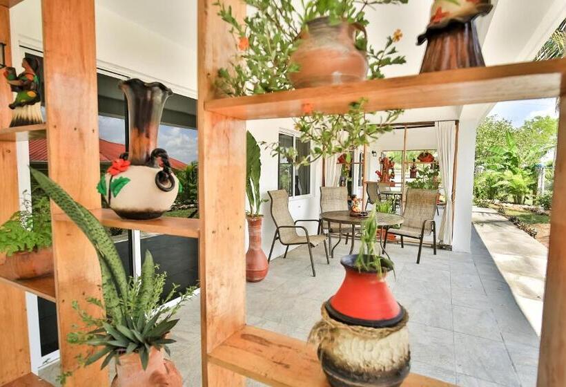 חדר אקונומי, Falling Leaves Lodge