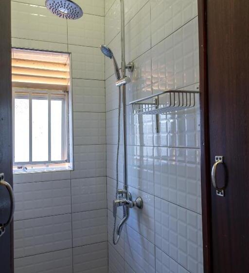 اتاق استاندارد با سرویس بهداشتی مشترک, Muti Entebbe