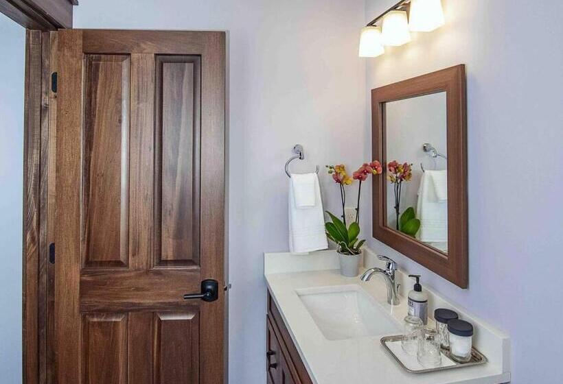 جناح, Purple Skies Homestead