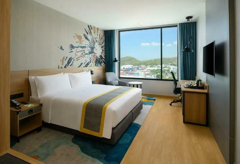 キングサイズベッドのスタンダードルーム, Holiday Inn & Suites Siracha Laemchabang, An Ihg