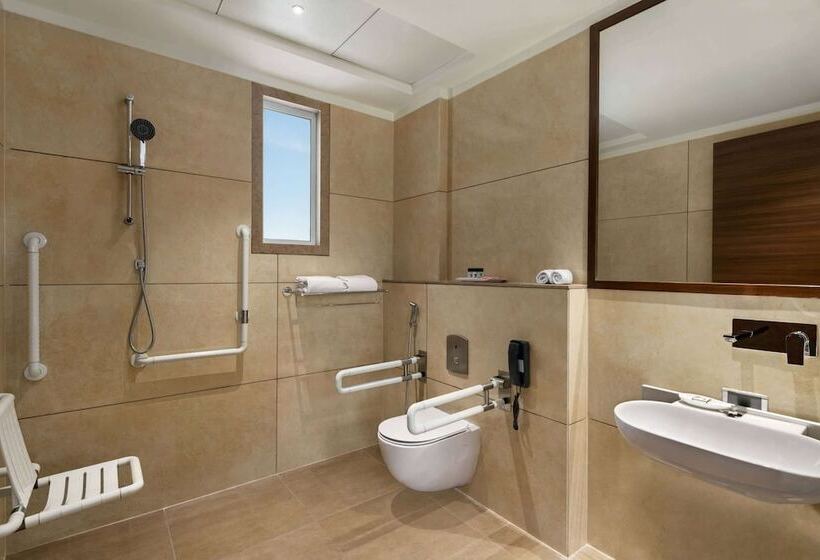 장애인용 디럭스룸, Ramada By Wyndham Gandhidham Shinay