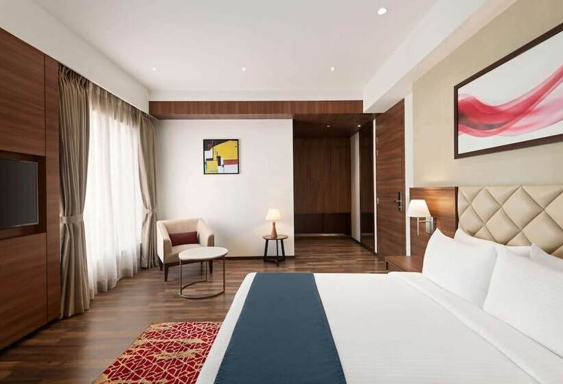 장애인용 디럭스룸, Ramada By Wyndham Gandhidham Shinay