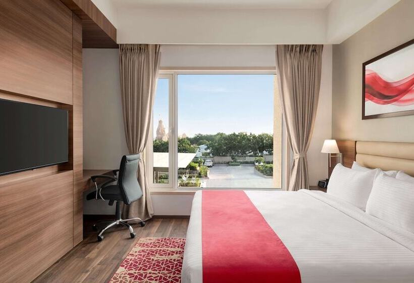 Номер Deluxe, Ramada By Wyndham Gandhidham Shinay