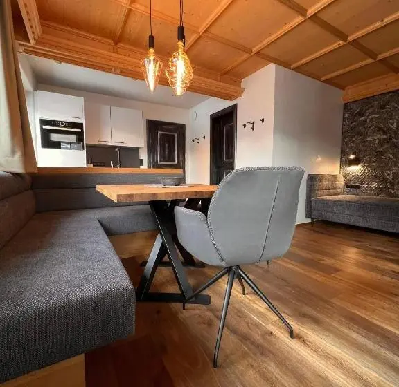 スイート, Schulhaus Tirol