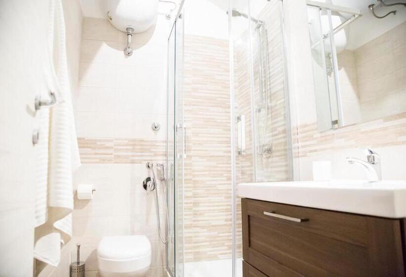 חדר סטנדרט לשלושה עם מרפסת, Vatican Suite 383