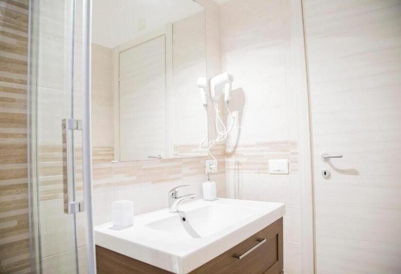 חדר סטנדרט לשלושה עם מרפסת, Vatican Suite 383