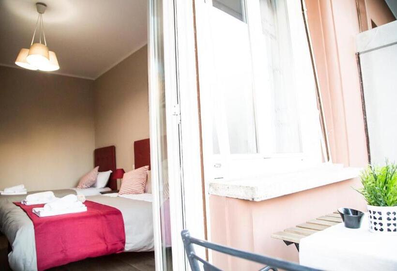 חדר סטנדרט לשלושה עם מרפסת, Vatican Suite 383