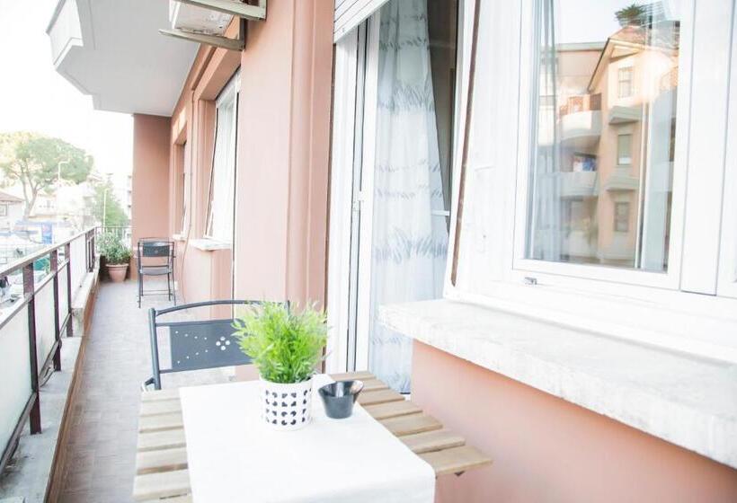 חדר משפחתי, Vatican Suite 383