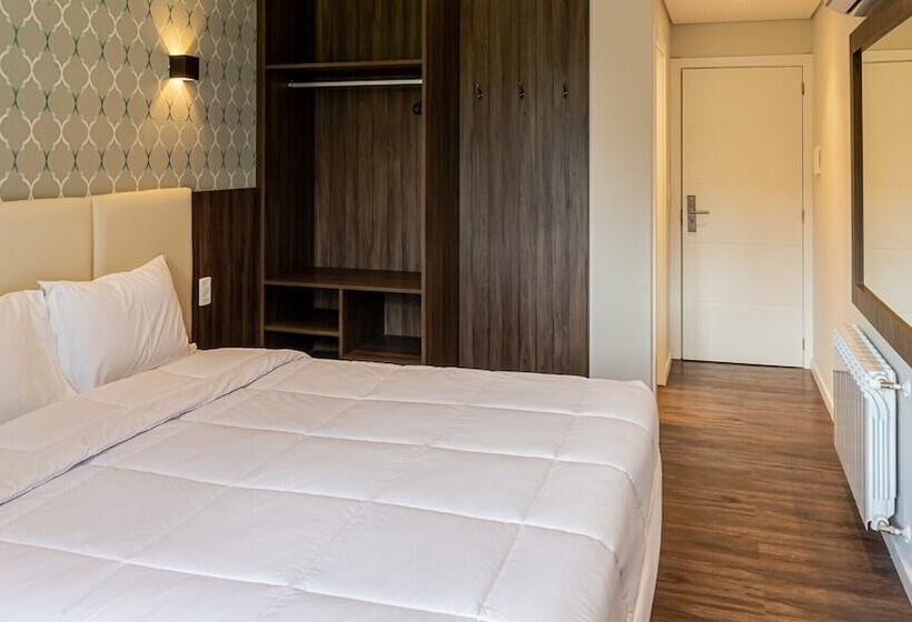 חדר דלוקס לשלושה, Colina Lagos