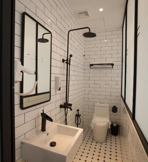 غرفة عائلية, The Southern Boutique