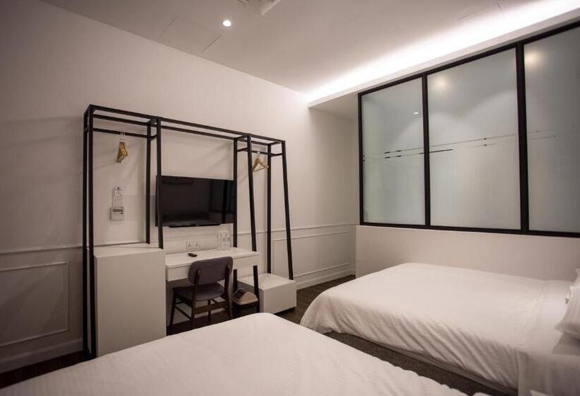 غرفة عائلية, The Southern Boutique