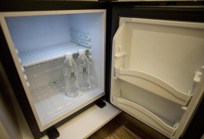 غرفة عائلية, The Southern Boutique