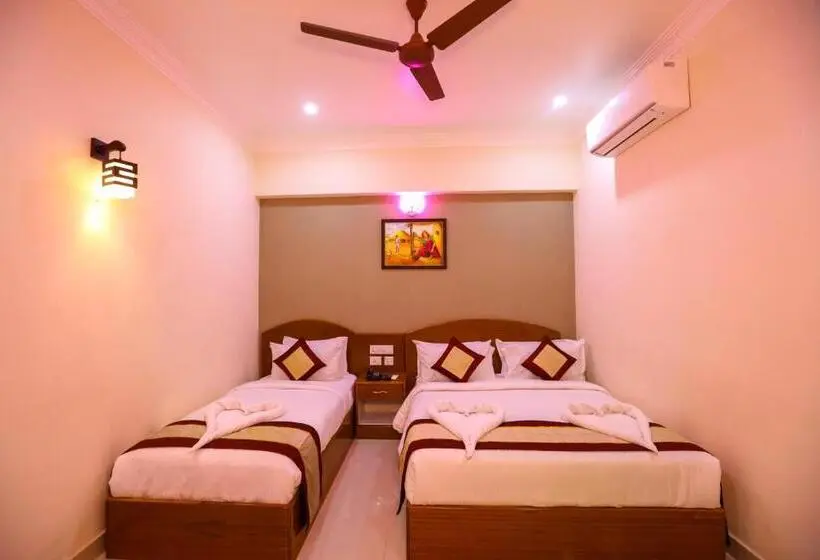 Camera Tripla Classica, Nitheesh Residency