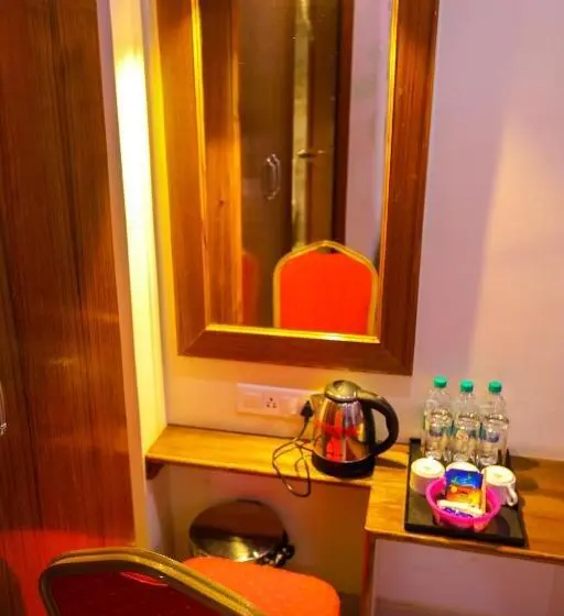Camera Tripla Classica, Nitheesh Residency